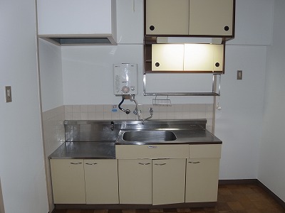 Kitchen. 2 lot gas stoves Allowed