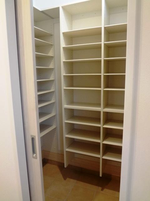 Entrance. Pronoun of Easy storage, It comes with shoes cloak.