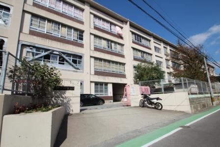 Primary school. 570m to 570m west flower garden elementary school to the west flower garden elementary school. You can also attend school in peace on foot about 7 minutes and the lower grades of children.