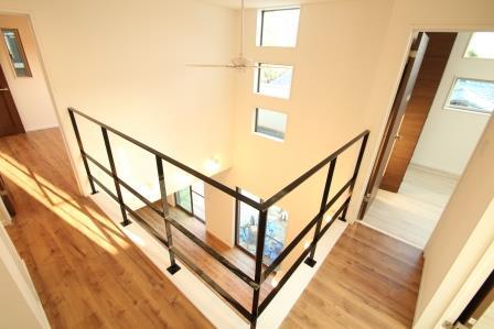 Other introspection.  [Fukinuki] Use the stylish iron in the handrail.  Multiple large windows, Open atmosphere in a synergistic effect, such as a blow. In bright space as electricity is not needed during the day.