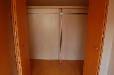 Receipt. Same property separate room photo. Large closet, which also includes a hanger Paul.