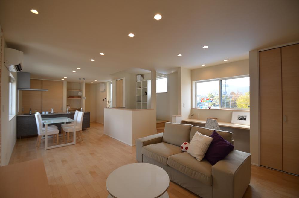 Living. Conversation with a feeling of opening of your family and invited the customers and 2F unique space is momentum.