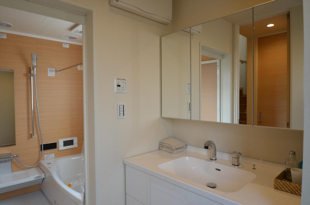 Bathroom. Bathtub of soft kana touch and smooth sheen. Simple & basin space of stylish design.