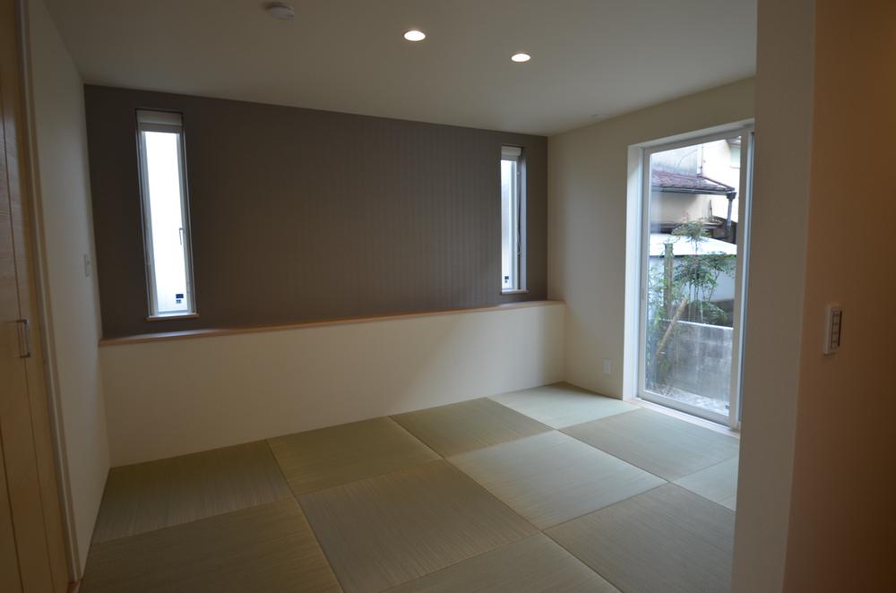 Non-living room. Design a three-dimensional space with a 1-stage small rise. The main bedroom has a space that can also relax the mind body rather than the inorganic boxes.