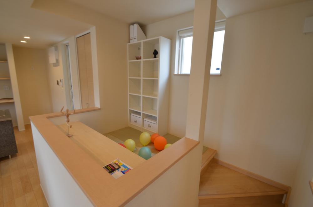 Other introspection. Not partitioned the space on the wall, Installing a split-level home that divided the sterically area by changing the bed height.