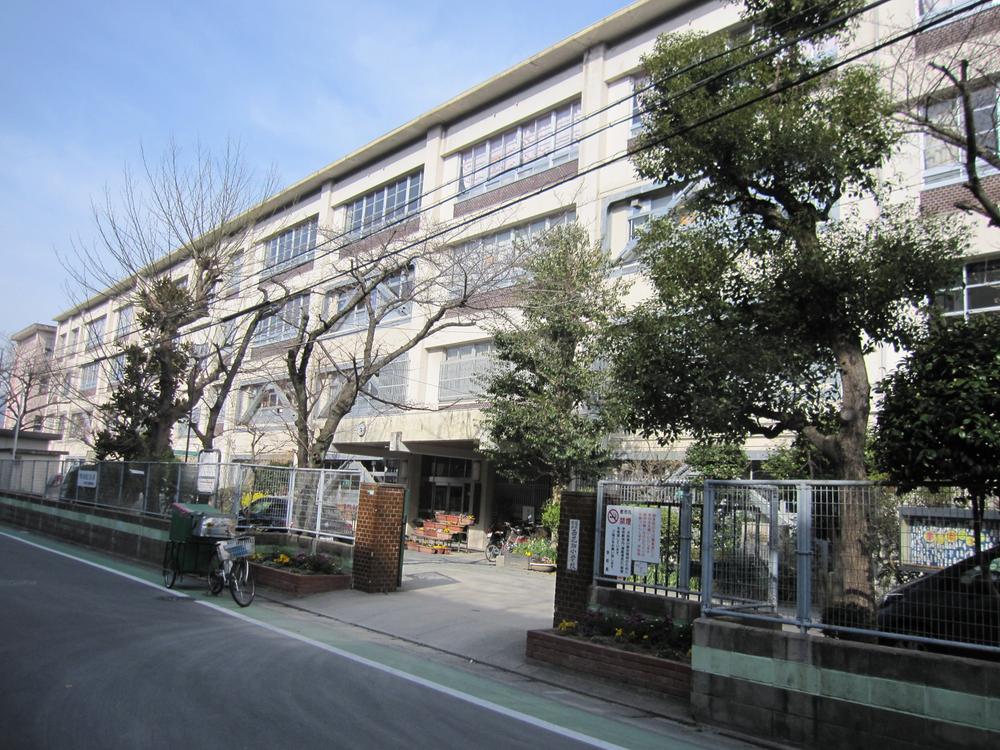 Primary school. You can happily school while conversation at 1500m lower grades of children to western flower garden elementary school.