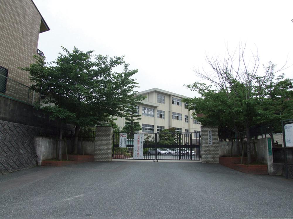 Junior high school. 450m to Fukuoka Municipal Roji junior high school