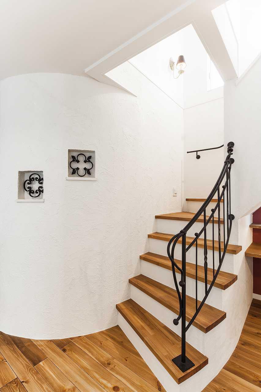Model house photo. Original iron handrail brings out the stairs of the beautiful curve