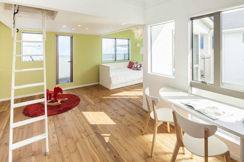 Bright sunny family corner! Privacy of is there is no open space