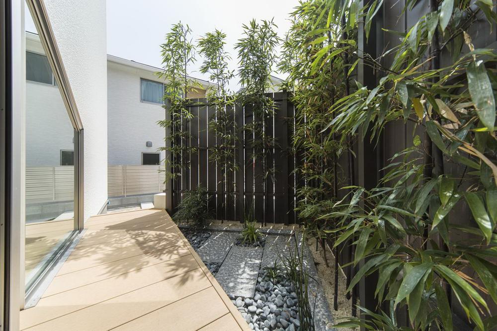 Model house photo. Tsuboniwa that can be seen from Japanese-style.