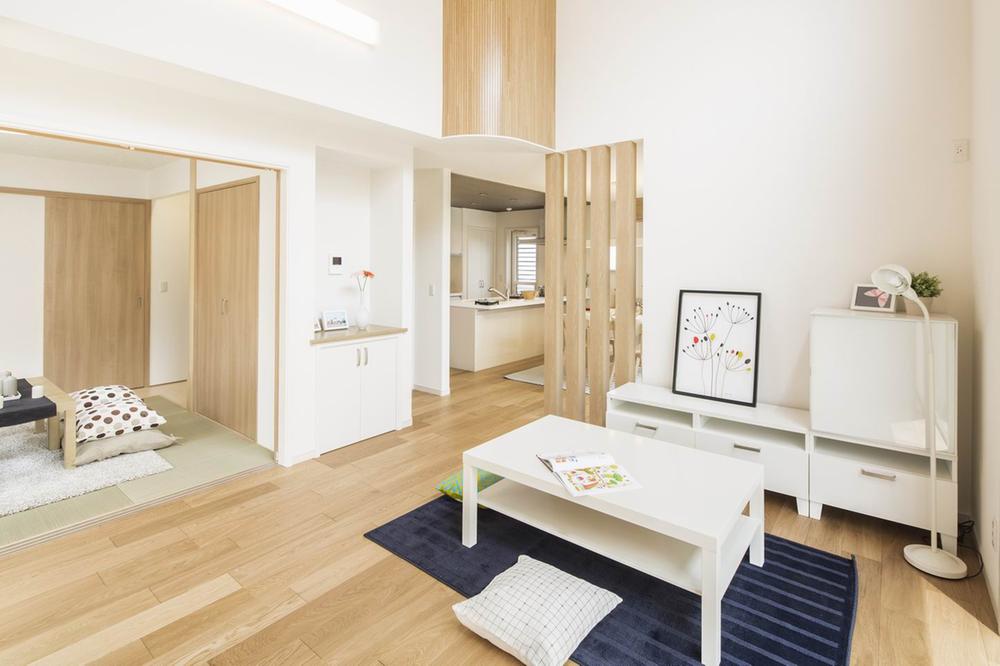 Living. There is a large atrium with a feeling of freedom living. It pours soft sunlight, It has become the No. 1 cozy place where families gather.