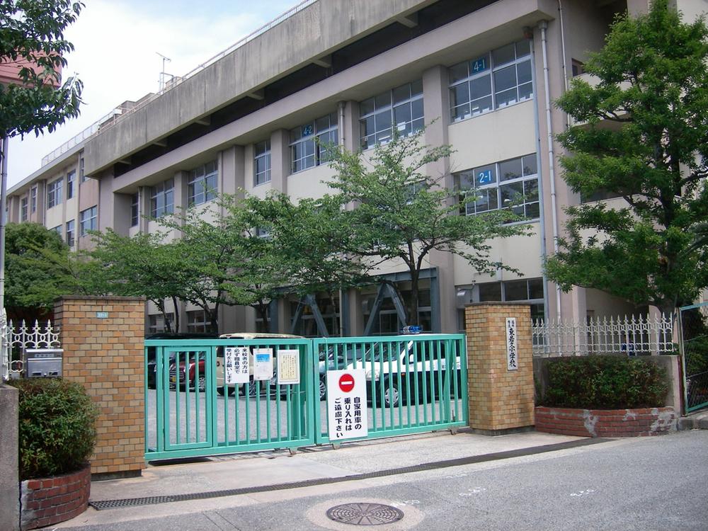 Primary school. AzumaWakahisa until elementary school 320m