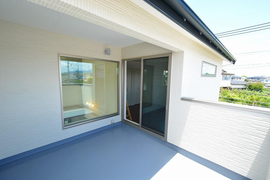 Balcony. No. 5 areas Wide balcony with a characteristic large window