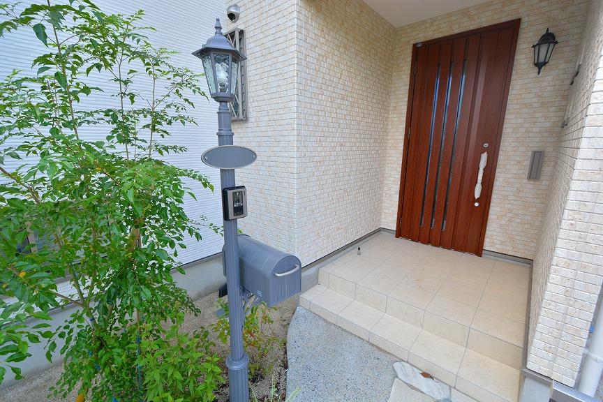 Entrance. No. 4 place Entrance approach. Since the wide of the front door with a roof you can slowly be getting ready for a rainy day. 