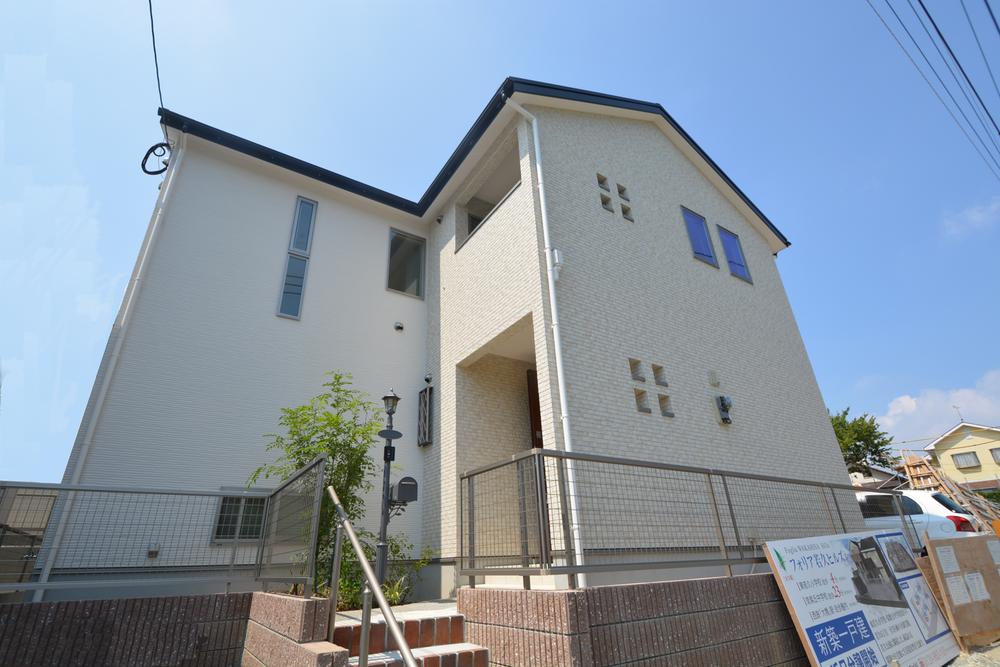 Local appearance photo. No. 4 place Also consideration to the surrounding environment, It is location that ensures a private space. 