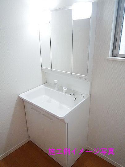 Wash basin, toilet. Washbasin with shower
