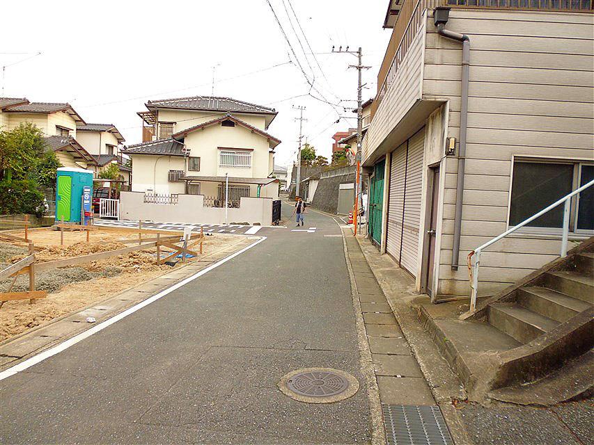 Local photos, including front road. Front road (width 4.2m)