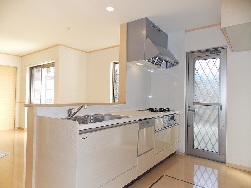 Same specifications photo (kitchen). I hope if there is a back door ~ It is good news to the wife of!  Since this is primarily a system kitchen was built in consideration of the housework flow line, (^_^) I was I set up a back door at the standard /  In a small back door with the property, It is a rare property (^_^) /