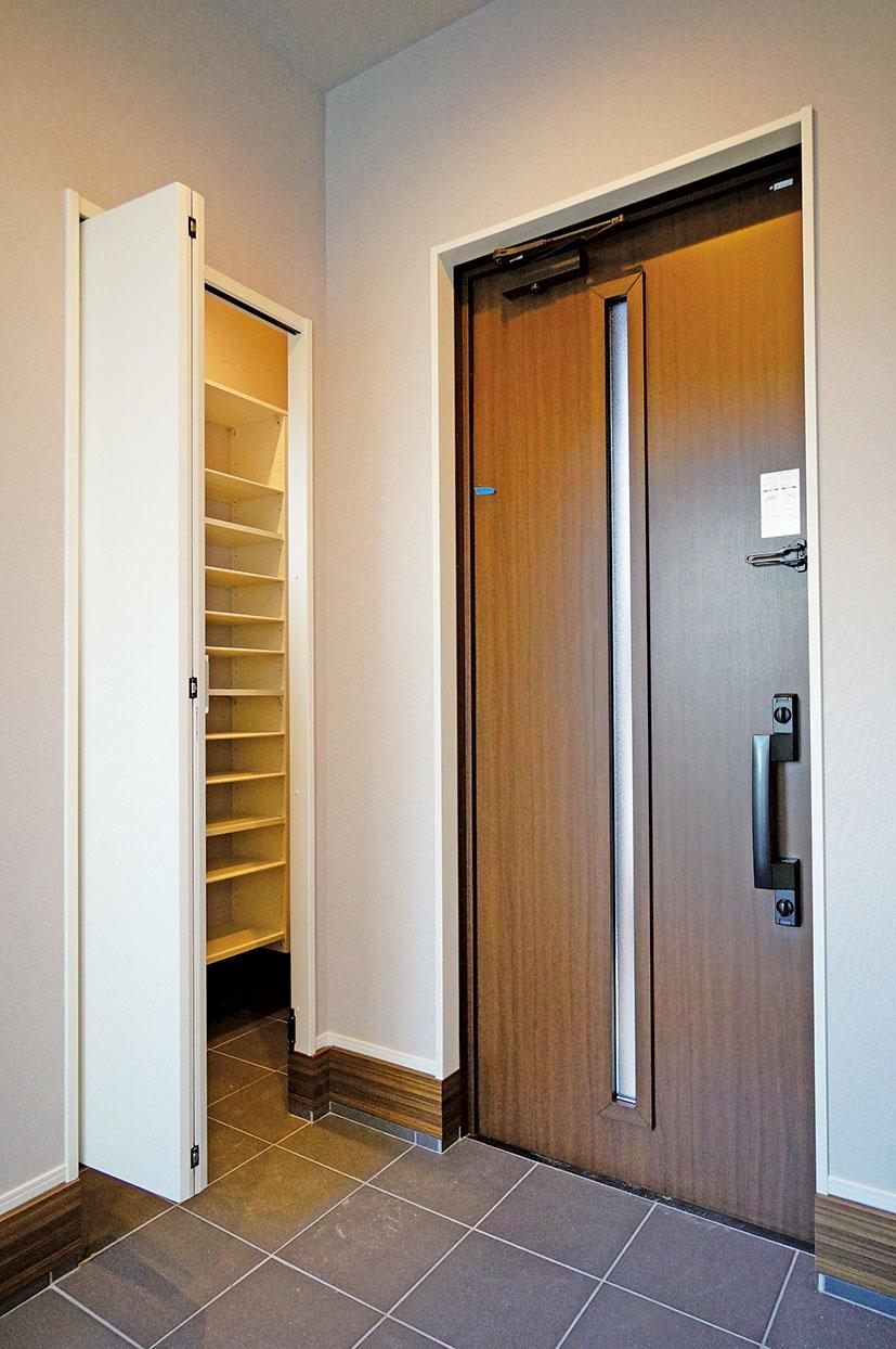 Receipt. Entrance next to the longing of shoes cloak! Anyway, it is convenient "Vintage Keyago"