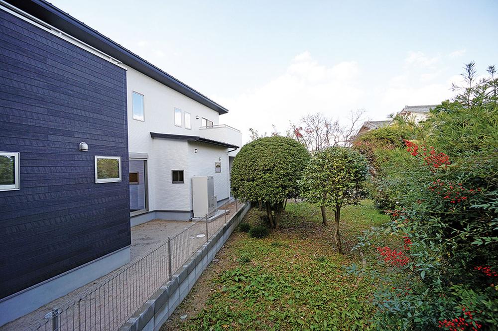 Garden. Adjacent to the park! Park from dining looks just like your own garden!