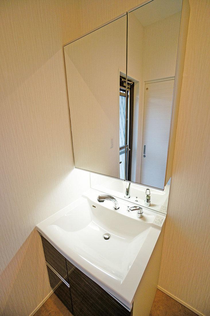 Wash basin, toilet. Stylish wash basin