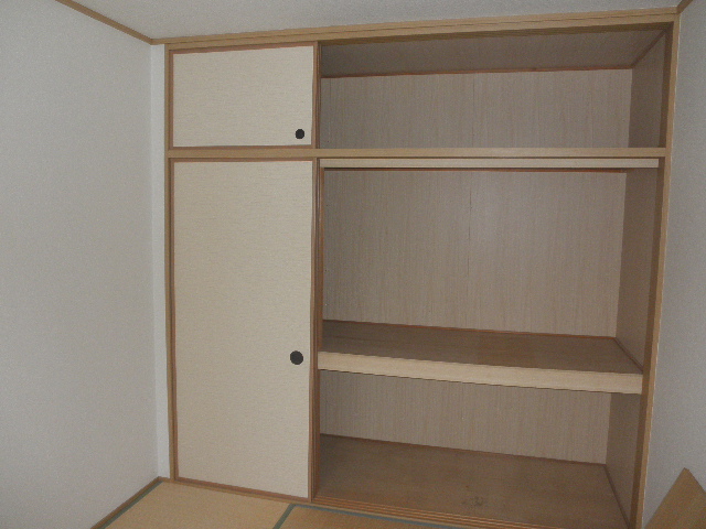 Bath. Since the Japanese-style room is wall-to-wall storage, Is recommended for people a lot of luggage