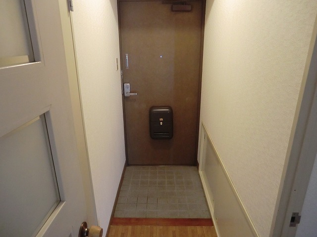 Entrance. Entrance. There housed scan pace at the feet.