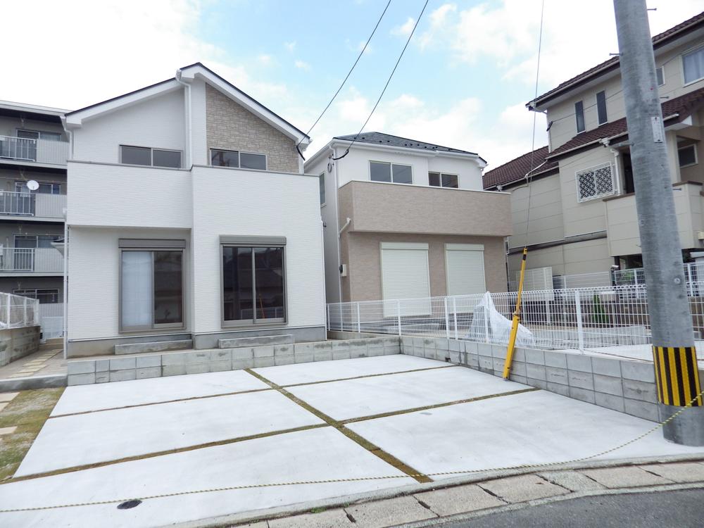 Local photos, including front road. It was completed. Since the south side is parking space sunny.