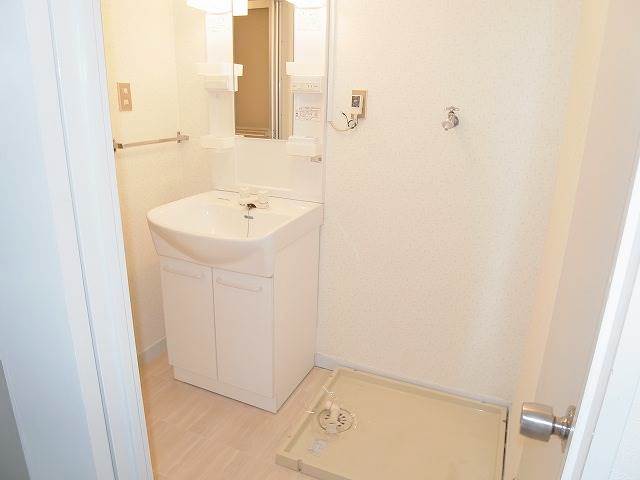 Washroom. Shandore with separate vanity dressing room!