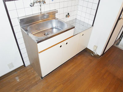 Kitchen. 2 lot gas stoves Allowed