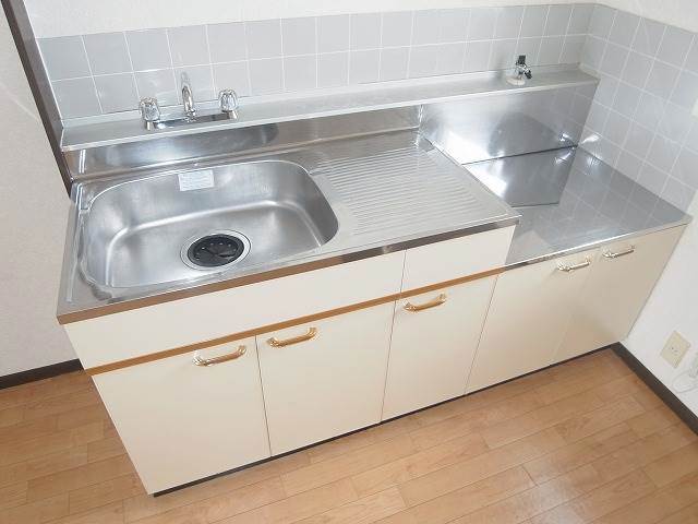 Bath. Two-burner stove corresponding Kitchen! 