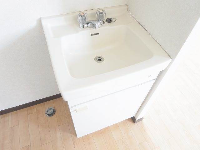 Washroom. With separate wash basin! 