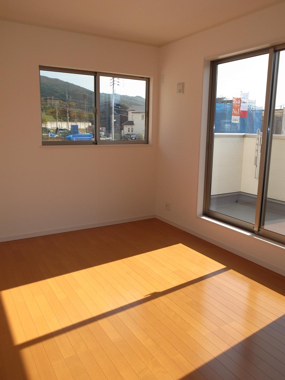 Non-living room. It is different from the real thing.