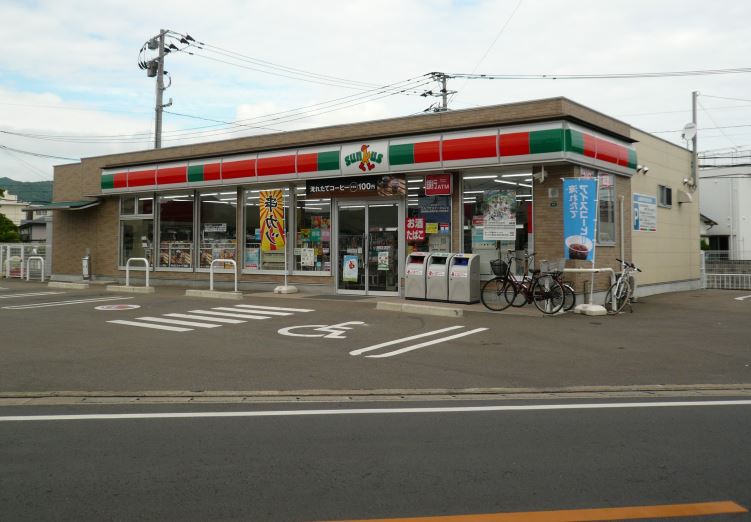 Convenience store. 400m until Thanksgiving (convenience store)