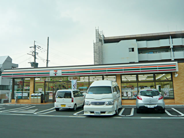 Convenience store. 600m to Seven-Eleven (convenience store)