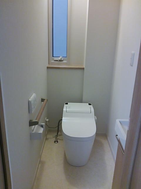 Toilet. Toilet always is shiny in La Uno S.