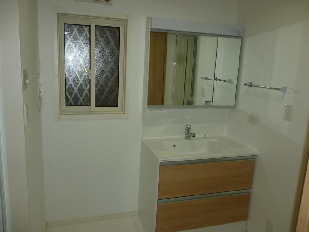 Wash basin, toilet. Easy-to-use wash room considering the firm function. Also move smoothly to the back yard, It is also easy to move wash room from the kitchen.