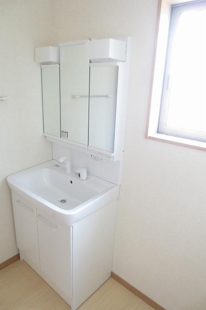 Wash basin, toilet. Washbasin Shampoo dresser!