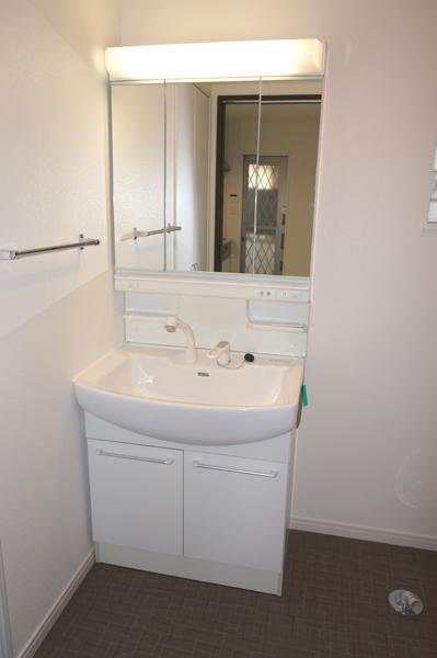 Wash basin, toilet. Indoor (12 May 2013) Shooting