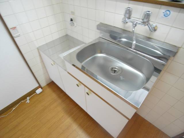 Kitchen. Gas stove allowed