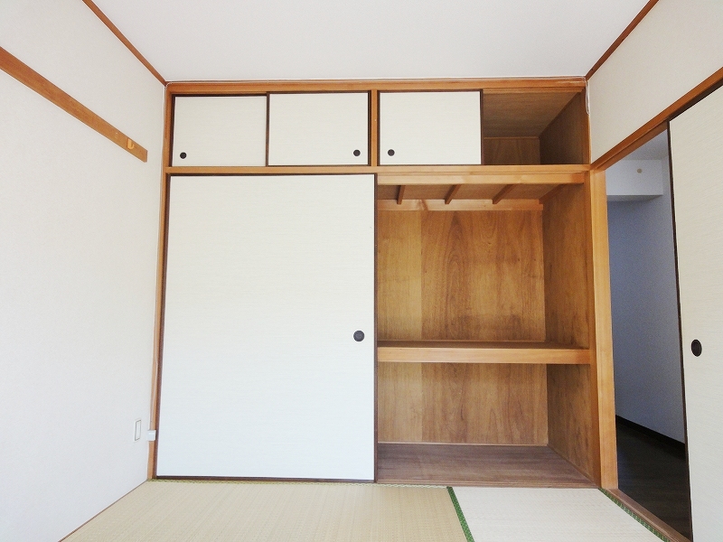 Receipt. Upper closet is also marked with a closet can store plenty! 