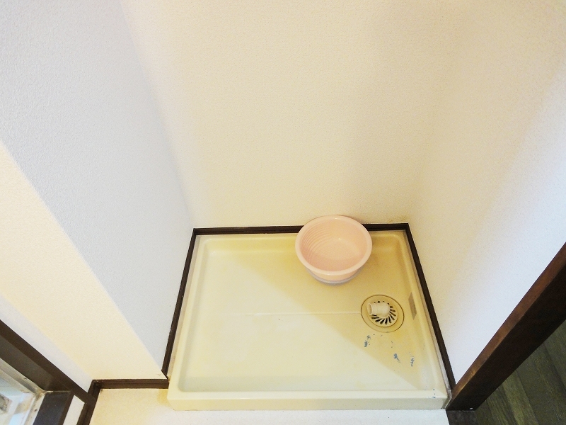 Washroom. Indoor laundry bread installation