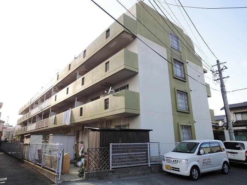 Building appearance. Facing south in sunny! 