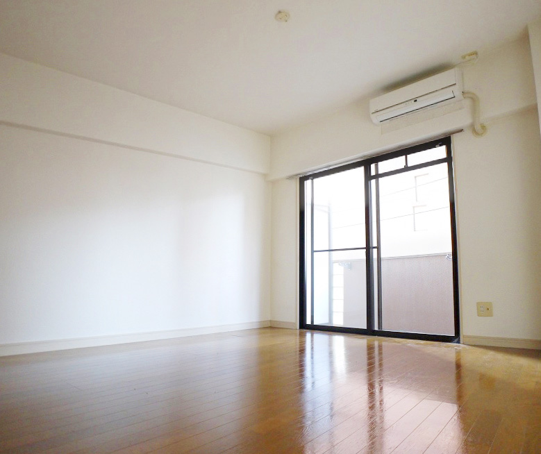 Living and room. Pretty Bari' and apartments