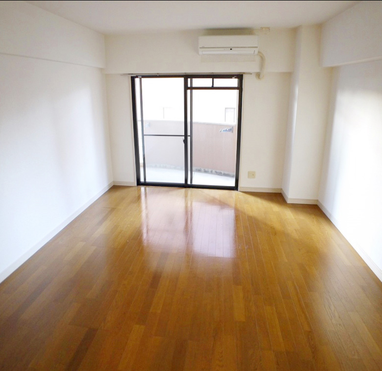 Living and room. A spacious 8 pledge is this your rent is pretty cheap