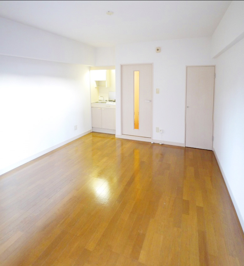 Living and room. Please look at once!