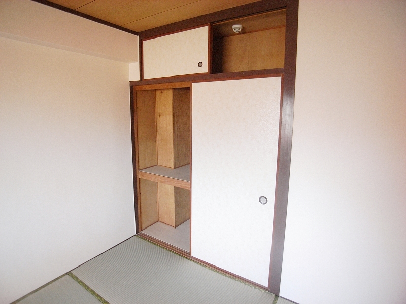 Receipt. Upper closet with a closet is sufficient capacity