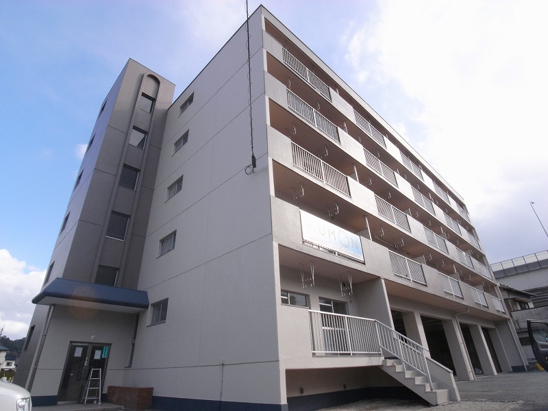 Building appearance. Exterior is also before the renewal convenience store eyes