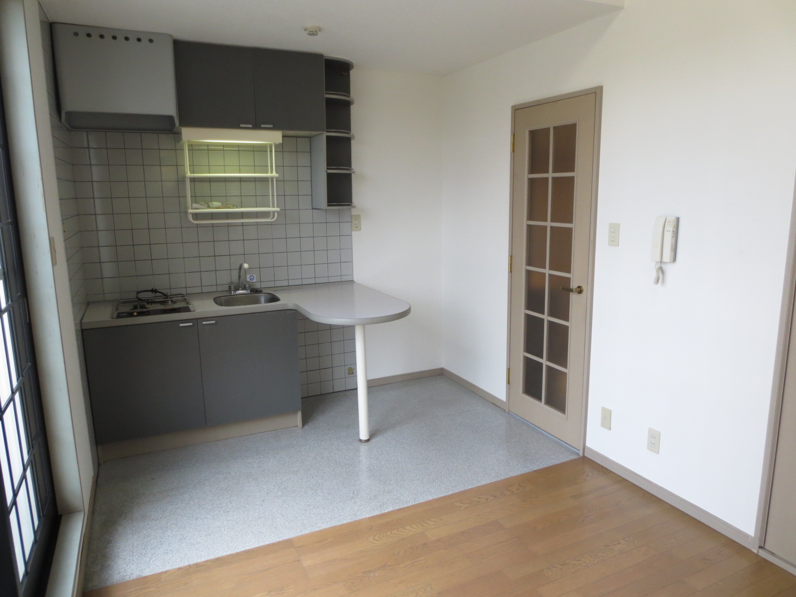 Living and room. With counter! 2-neck with gas stove!