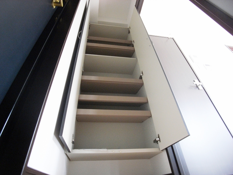 Entrance. Shoes BOX also capacity large!